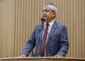 “E que ironia do destino é ver o prefeito, agora, assinando um decreto a pedido da prefeita eleita congelando os aumentos do IPTU”, declarou Elber