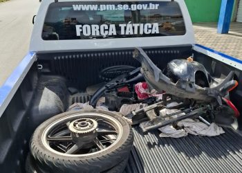 Polícia encontra moto desmontada em terreno baldio em Aracaju