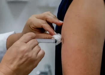 Especialistas pedem mais vacinação contra aumento da dengue no verão