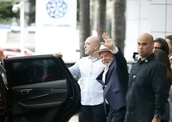 Lula recebe alta hospitalar e ficará em SP até quinta-feira, 19