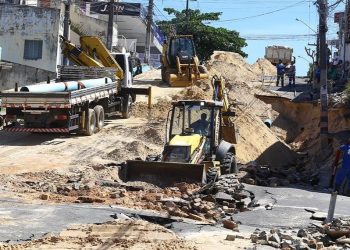 Adutora rompe em Aracaju, abre cratera e mobiliza força-tarefa