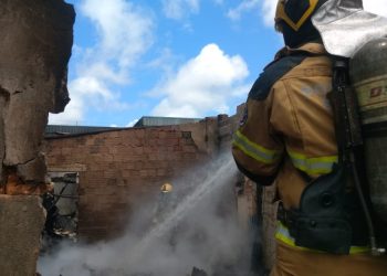 Corpo de Bombeiros de Sergipe controla incêndio de grandes proporções sem vítimas