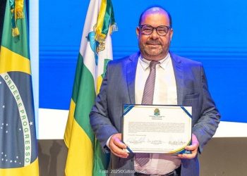 Isac toma posse e assume liderança da prefeita Emília Correia na CMA