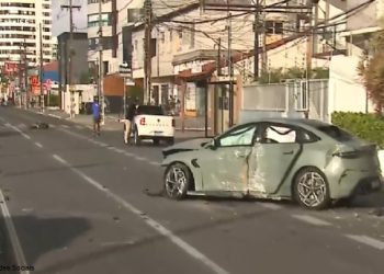 Carro capota, bate em poste na Beira Mar e atropela homem com bicicleta motorizada