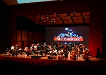 Público lota Teatro Tobias Barreto para concerto ‘Muzikflix’ da ORSSE