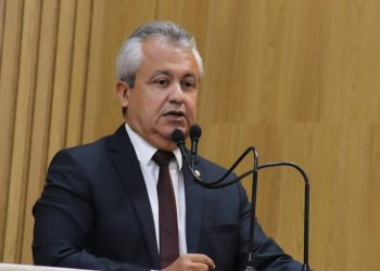 “Pela primeira vez, em cinco mandatos, eu vi uma perseguição sistemática do poder executivo contra os vereadores de oposição”, declara Elber Batalha