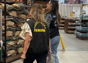 Procon Aracaju fiscaliza balanças em estabelecimento após denúncia