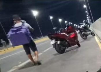 Homem morre ao bater moto em poste no Bugio