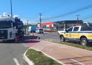 Cruzamentos da avenida Tancredo Neves são bloqueados para reparos após dano em estrutura