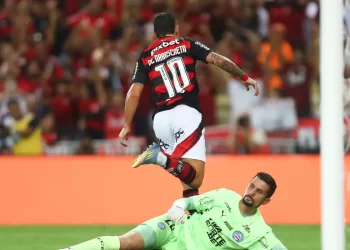 Flamengo vence com gol de Arrascaeta e lidera o Brasileiro