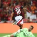 Flamengo vence com gol de Arrascaeta e lidera o Brasileiro