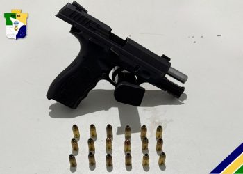 Pai e filho são presos suspeitos de ameaçar comerciante com arma de fogo em Aracaju