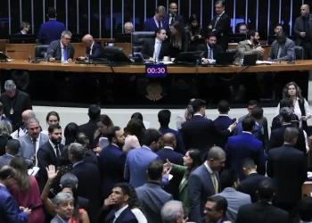 Câmara aprova urgência para suspender decreto do IOF