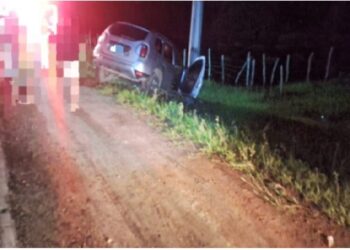 Condutor perde controle da direção e bate em poste