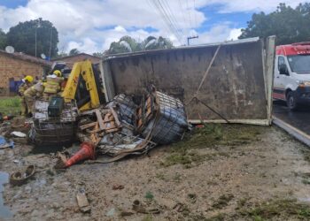 Caminhão tomba e atinge residência após pneu estourar na SE-265, em Itaporanga D’Ajuda