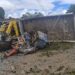 Caminhão tomba e atinge residência após pneu estourar na SE-265, em Itaporanga D’Ajuda