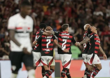 Flamengo vence São Paulo por 2 a 0 no retorno do Brasileiro