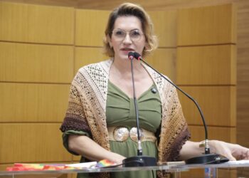 Linda Brasil volta a denunciar demissões na FHS