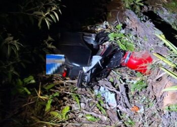 Jovem morre ao bater moto em placa de sinalização