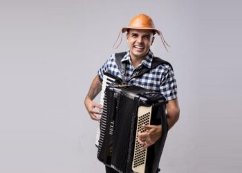 William Sanfona estreia em Aracaju e leva o forró católico ao palco do Arrasta Fé