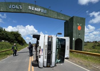 Caminhão tomba na SE-282 entre Boquim e Estância