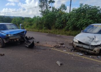 Colisão frontal deixa veículo destruído e condutor ferido em Salgado