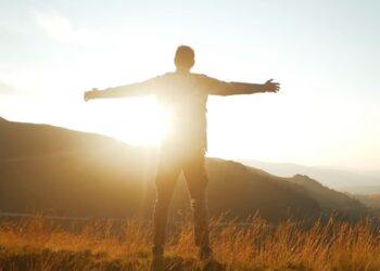 ¹⁹ Portanto, meus amados irmãos, todo o homem seja pronto para ouvir, tardio para falar, tardio para se irar.