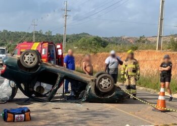 Bombeiros resgatam motorista preso às ferragens após capotamento em São Cristóvão