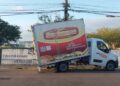 Caminhão baú bate em poste na Mariano Salmeron após quebra do eixo central