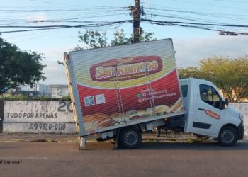 Caminhão baú bate em poste na Mariano Salmeron após quebra do eixo central