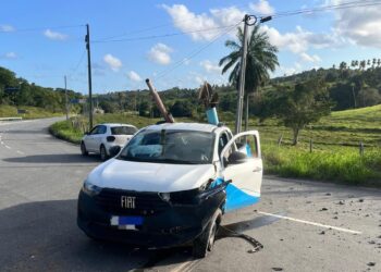 Carro colide em poste e interdita trecho da SE-368 em Indiaroba