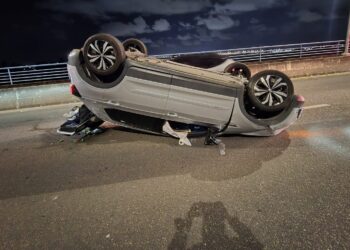 Colisão deixa carro capotado na Ponte Aracaju/Barra