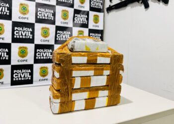 Jovem é presa suspeita de transportar drogas para Alagoas