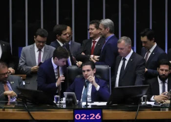 PEC da blindagem é aprovada por deputados e vai ao Senado