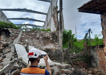 Parte de galpão desaba e atinge imóveis no bairro Olaria, ninguém ficou ferido