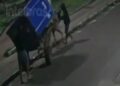 Banheiro químico é furtado em Aracaju por homens em uma carroça