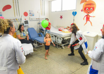 Palhaços levam alegria a crianças internadas na Unidade Pediátrica do Huse