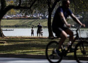 Pesquisas revelam preocupação com crianças em extremos climáticos