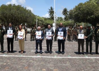 Alese presta homenagem a generais do Exército e deputados recebem honrarias militares