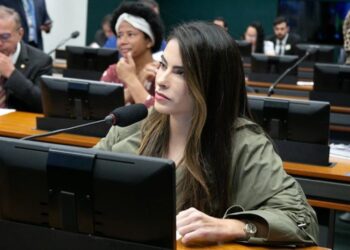 CCJ aprova projeto que reconhece carteira de radialista como documento de identidade