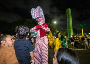 Desfile natalino atrai famílias ao Parque da Sementeira e reforça clima festivo em Aracaju