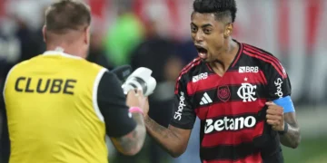 Flamengo encosta no Palmeiras após tropeço alviverde na 33ª rodada do Brasileirão