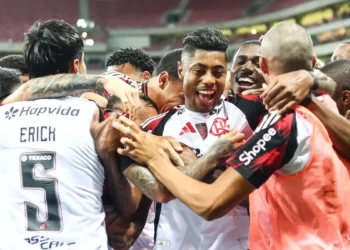 Flamengo goleia, assume liderança, e Sport é rebaixado, derrota do Palmeiras beneficia Rubro-Negro
