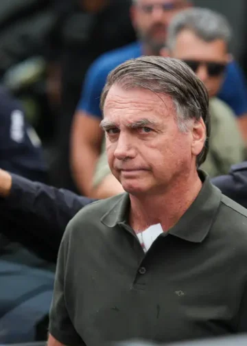 Moraes determina início de cumprimento de pena e mantém Bolsonaro preso na PF em Brasília
