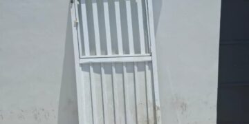 Suspeito é preso após furtar portões de estabelecimento na Zona Oeste da capital