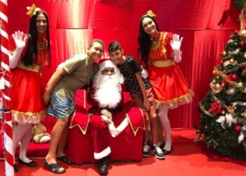 Aracaju recebe o primeiro Papai Noel negro e PCD do Brasil em chegada histórica ao Parque Shopping
