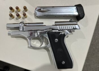 Polícia apreende arma de fogo após carro invadir loja no Centro de Aracaju