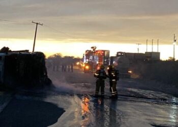 Carreta carregada de milho pega fogo após tombar na SE-170, em Graccho Cardoso
