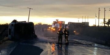 Carreta carregada de milho pega fogo após tombar na SE-170, em Graccho Cardoso