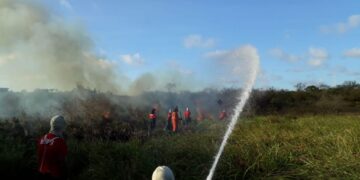 Ação integrada controla incêndio em área de vegetação em São Cristóvão